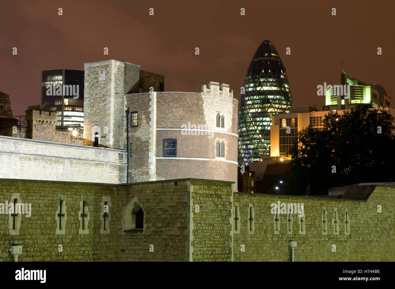 Por la noche, la Torre de Londres, Inglaterra, Reino Unido, Europa Foto de stock