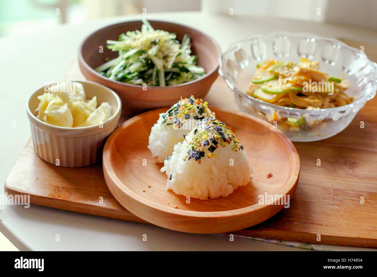 Luz comida japonesa con arroz y verduras Foto de stock