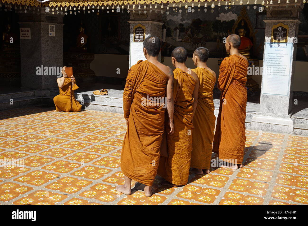 Los monjes budistas de tomar fotos de grupo en Wat Phra That Doi Suthep, Chiang Mai, Tailandia Foto de stock
