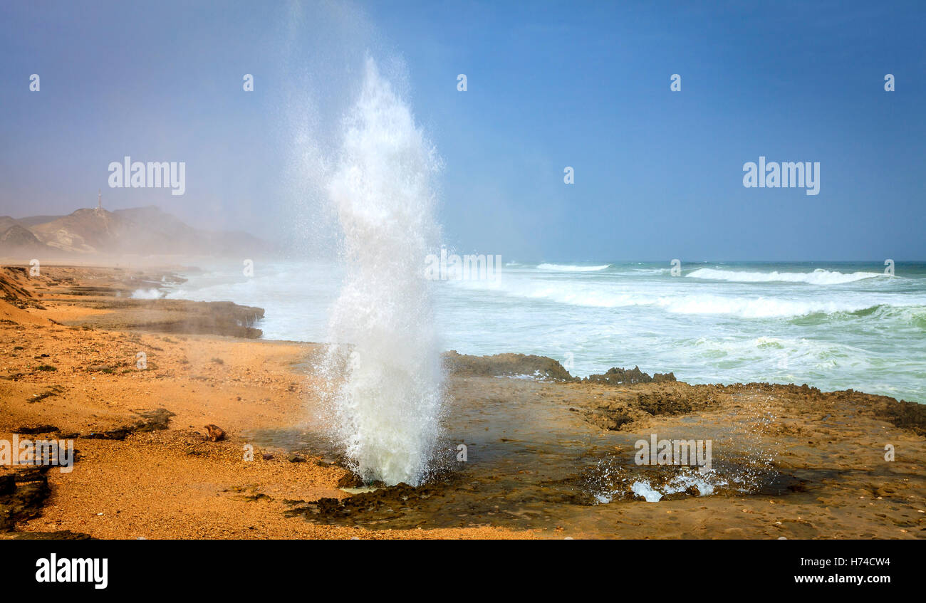 Los agujeros del soplo al Mughsayl playa cerca de Salalah, Omán Foto de stock
