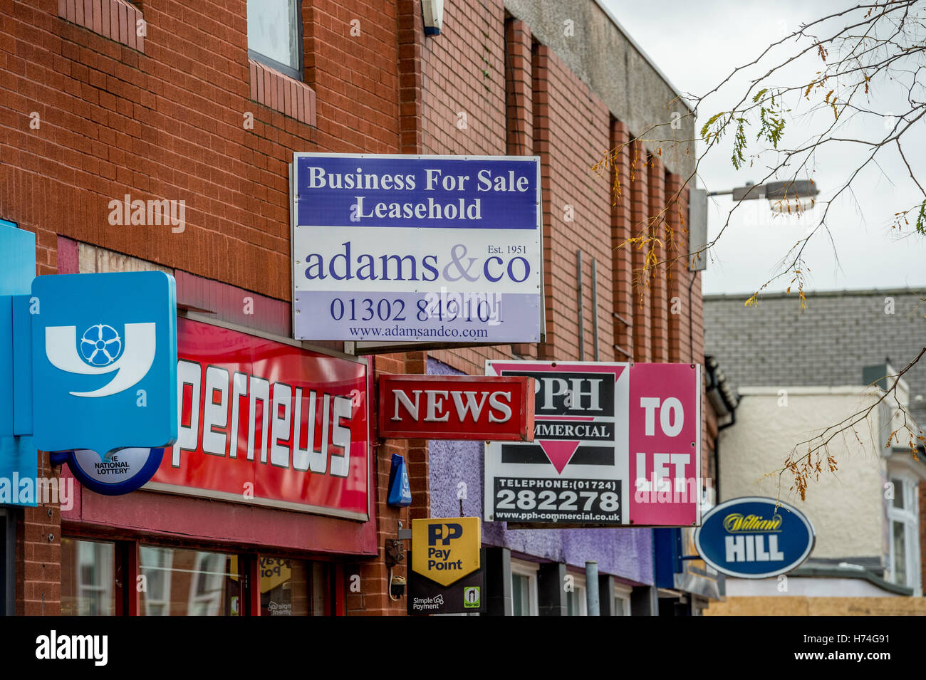 Tiendas vacías para la venta o arrendamiento, en Scunthorpe High Street, Lincolnshire Foto de stock