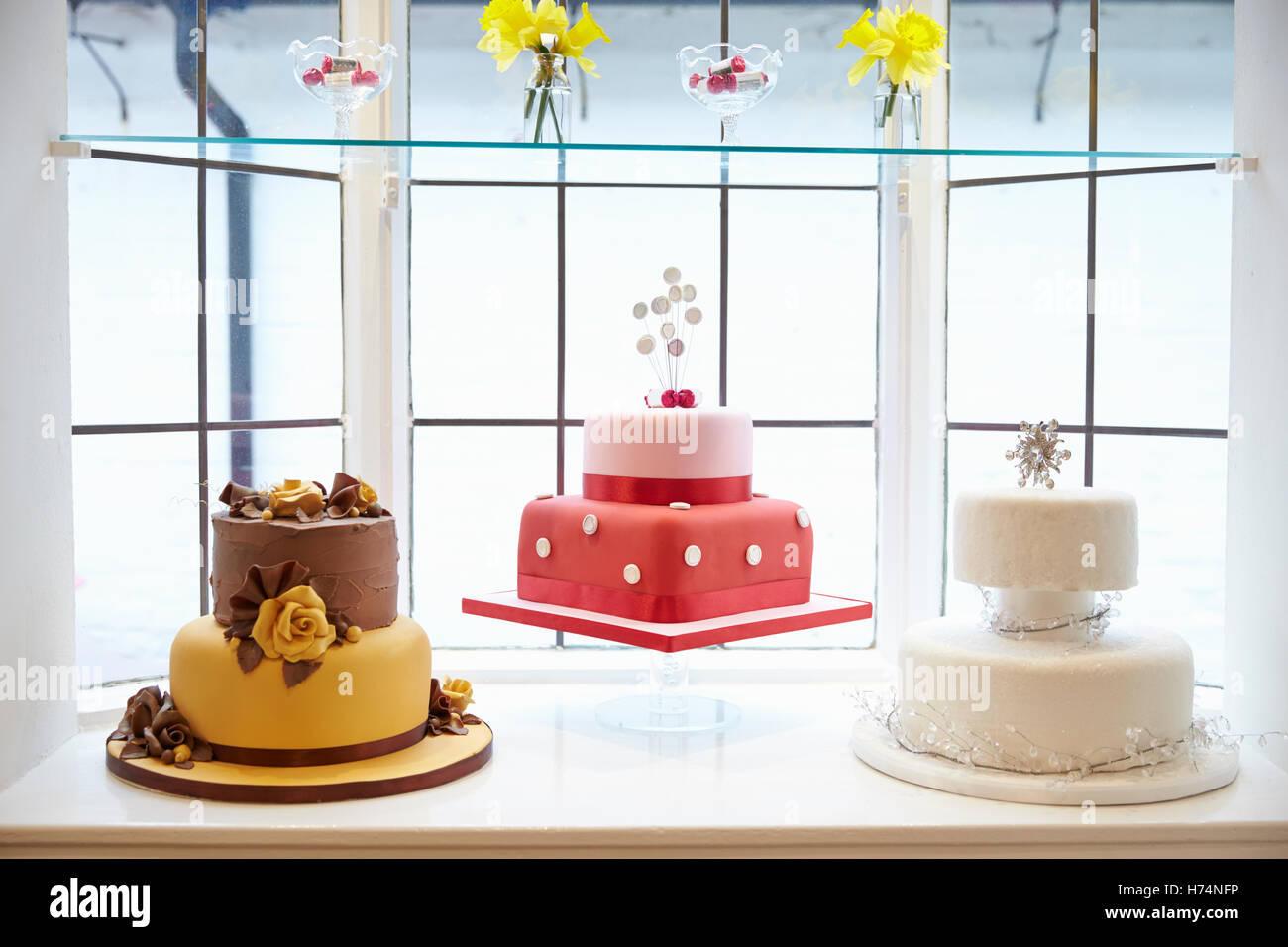 Cake decoration shop fotografías e imágenes de alta resolución - Alamy