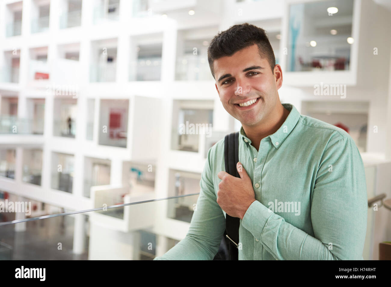 Adulto Joven estudiante varón de Oriente Medio sonriendo a cámara Foto de stock
