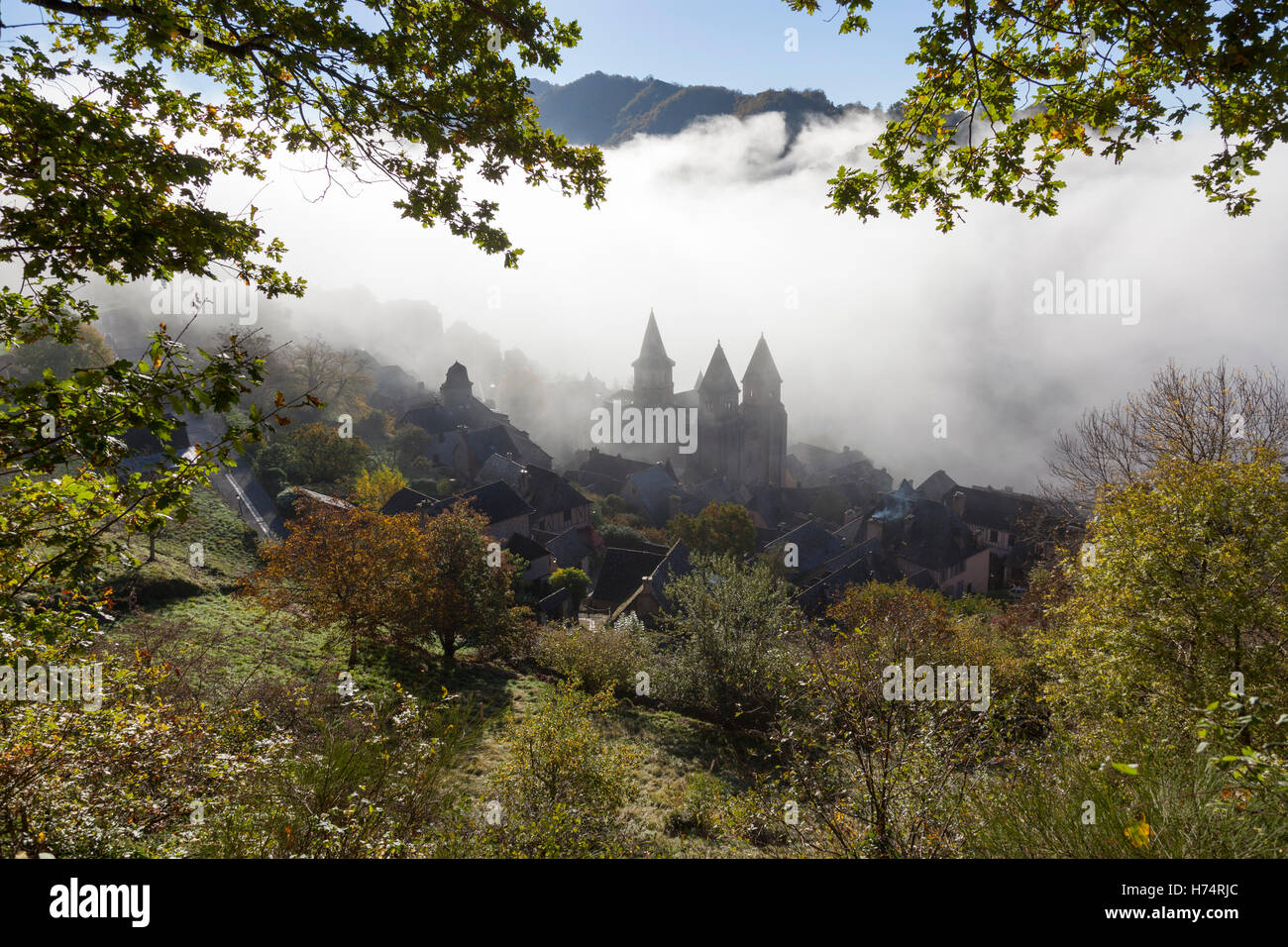 Un disparo de alto ángulo de Conques (Francia), por una brumosa mañana otoñal. Plongée Contre-sur Conques par onu brumeux matin d'Automne. Foto de stock