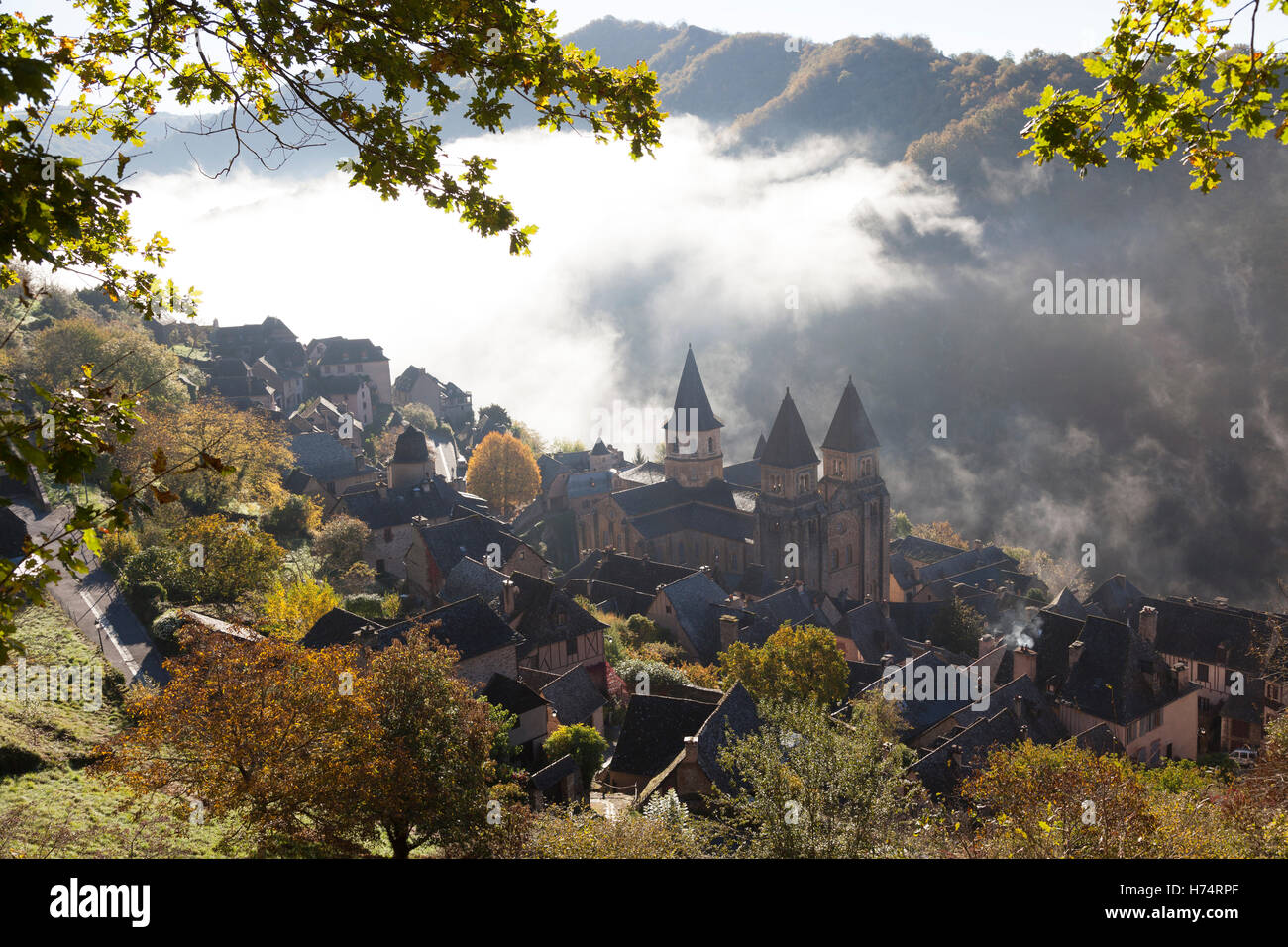 Un disparo de alto ángulo de Conques (Francia), por una brumosa mañana otoñal. Plongée Contre-sur Conques par onu brumeux matin d'Automne. Foto de stock