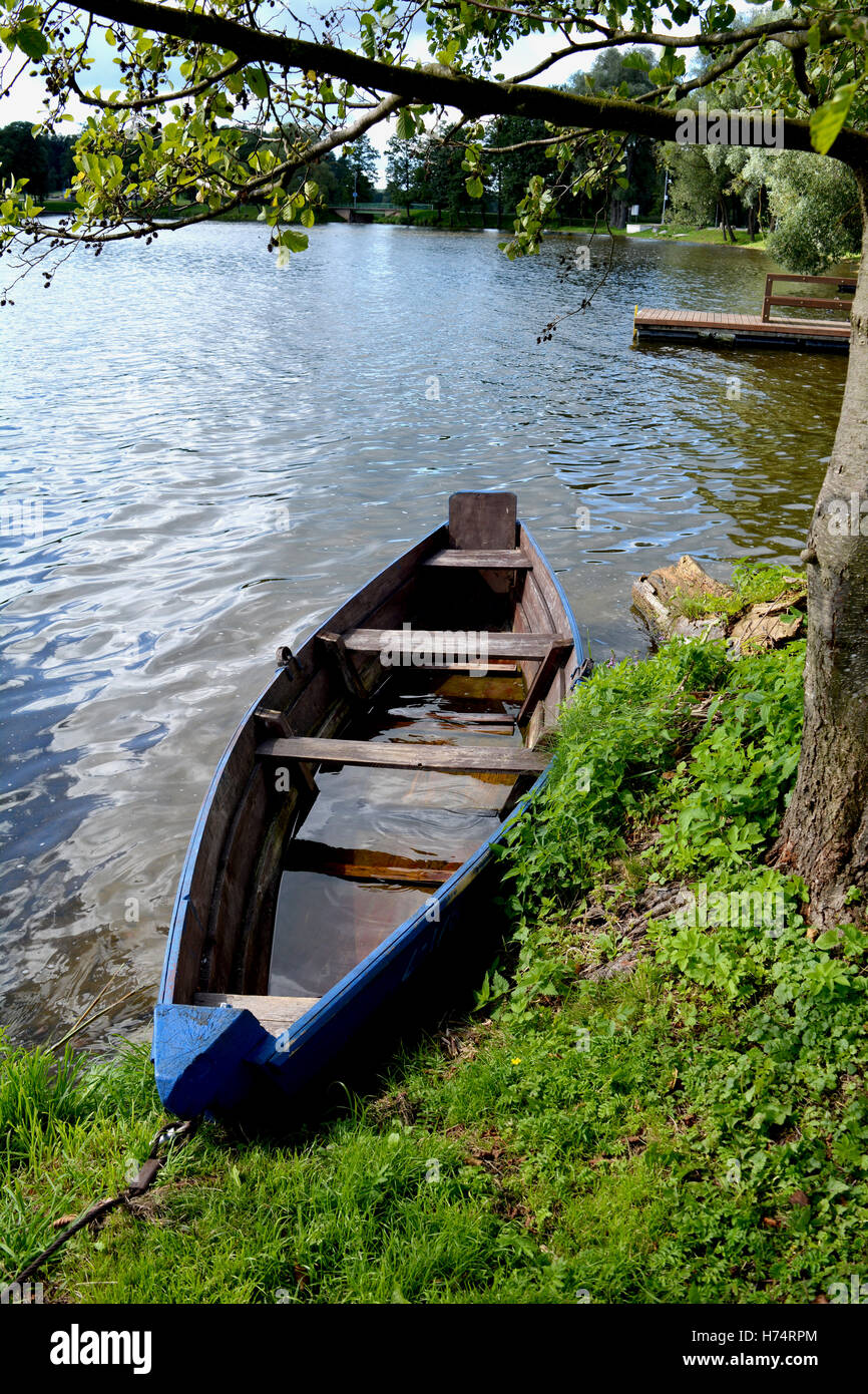 Un viejo barco azul de madera cerca de lago del resort Costa Foto de stock