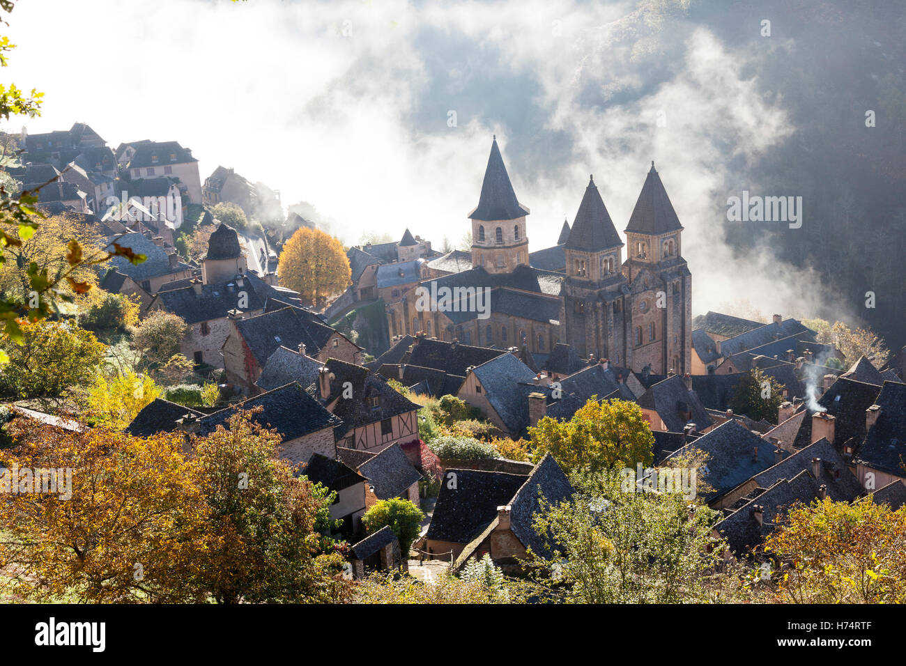 Un disparo de alto ángulo de Conques (Francia), por una brumosa mañana otoñal. Plongée Contre-sur Conques par onu brumeux matin d'Automne. Foto de stock