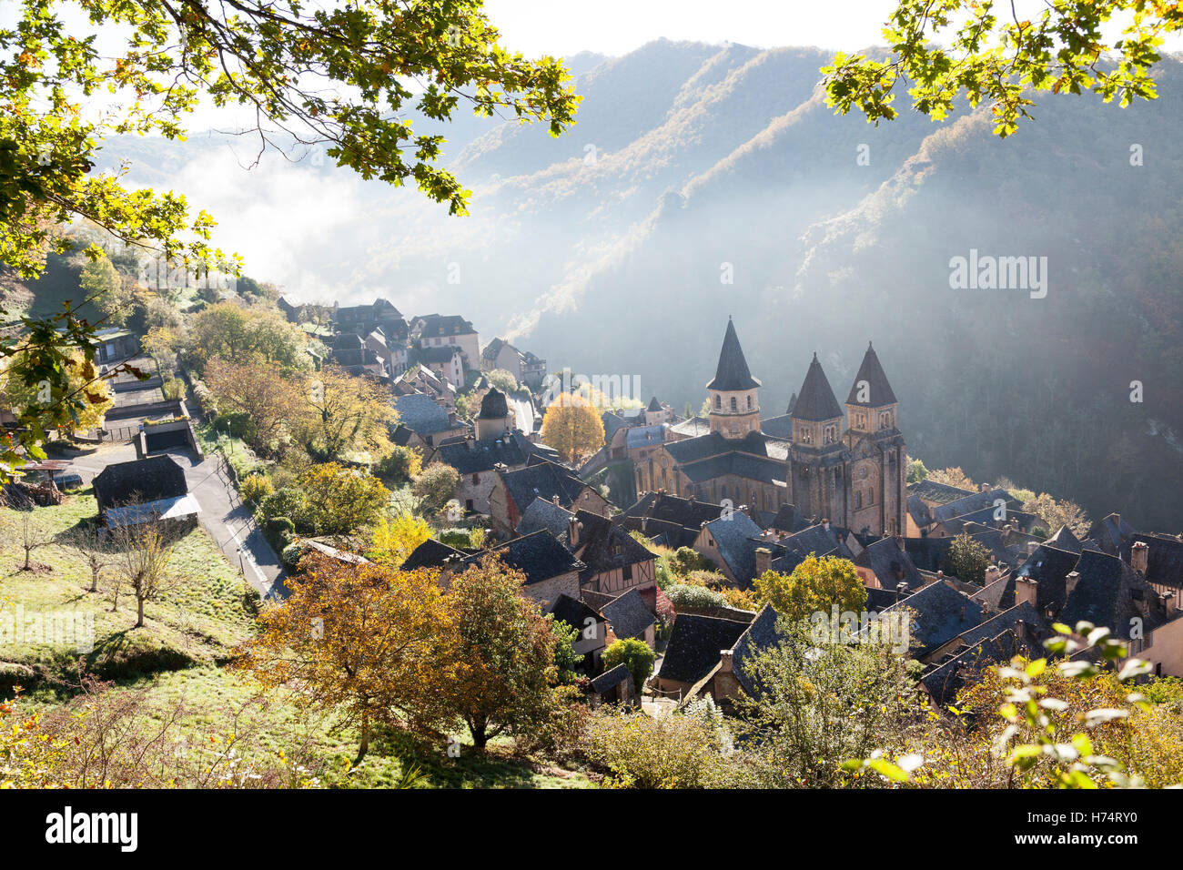 Un disparo de alto ángulo de Conques (Francia), por una brumosa mañana otoñal. Plongée Contre-sur Conques par onu brumeux matin d'Automne. Foto de stock