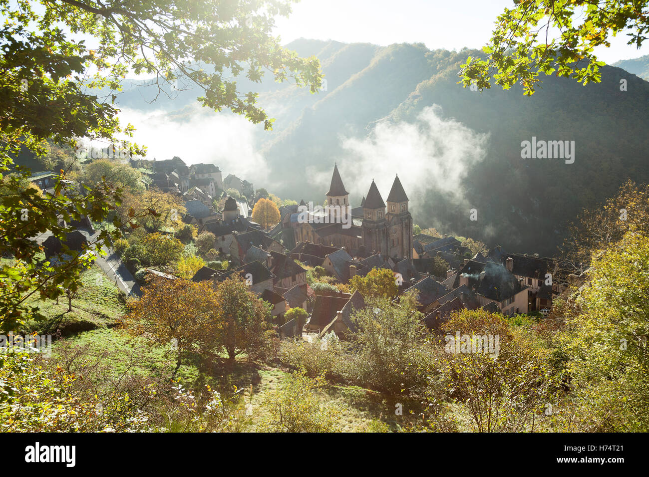 Un disparo de alto ángulo de Conques (Francia), por una brumosa mañana otoñal. Plongée Contre-sur Conques par onu brumeux matin d'Automne. Foto de stock