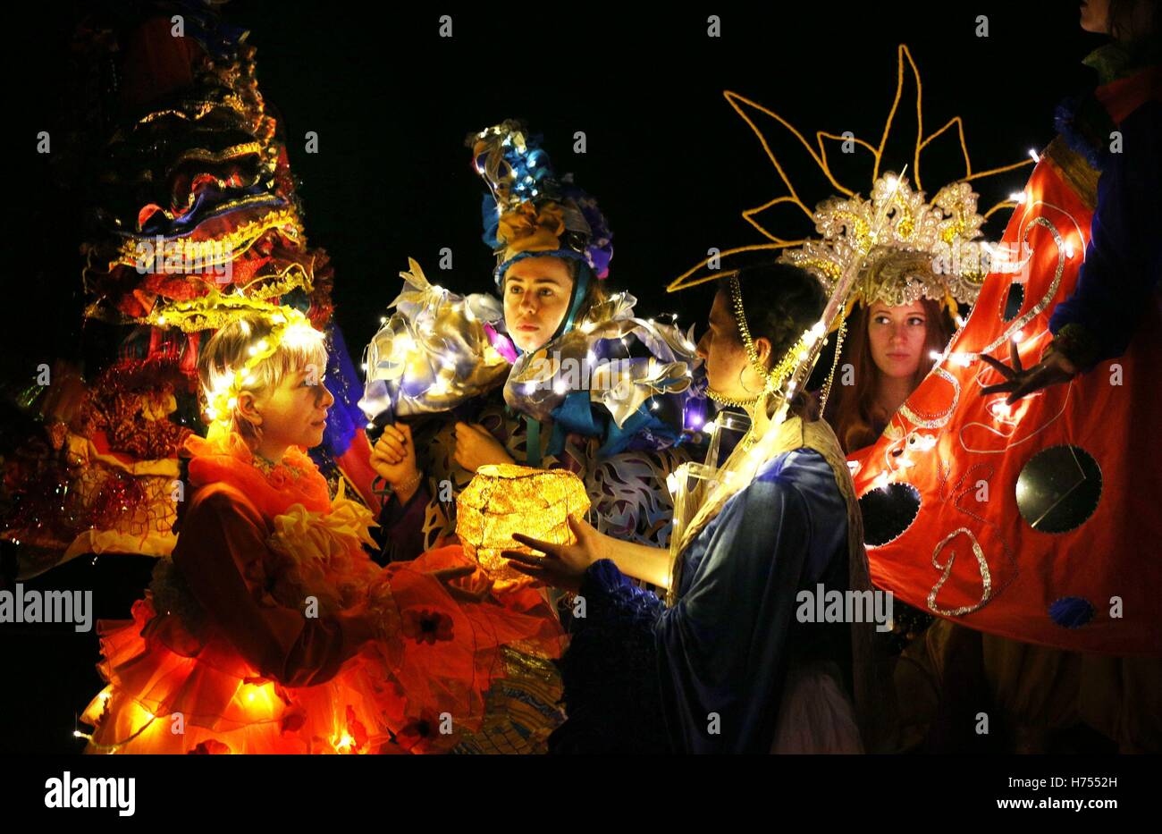 Los estudiantes de la universidad de Edinburgo vestir trajes adornados con luces, espejos y campanas para celebrar el festival hindú de Diwali en Edimburgo. Foto de stock