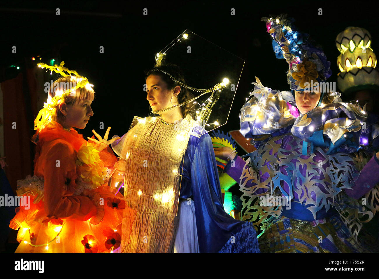 Los estudiantes de la universidad de Edinburgo vestir trajes adornados con luces, espejos y campanas para celebrar el festival hindú de Diwali en Edimburgo. Foto de stock