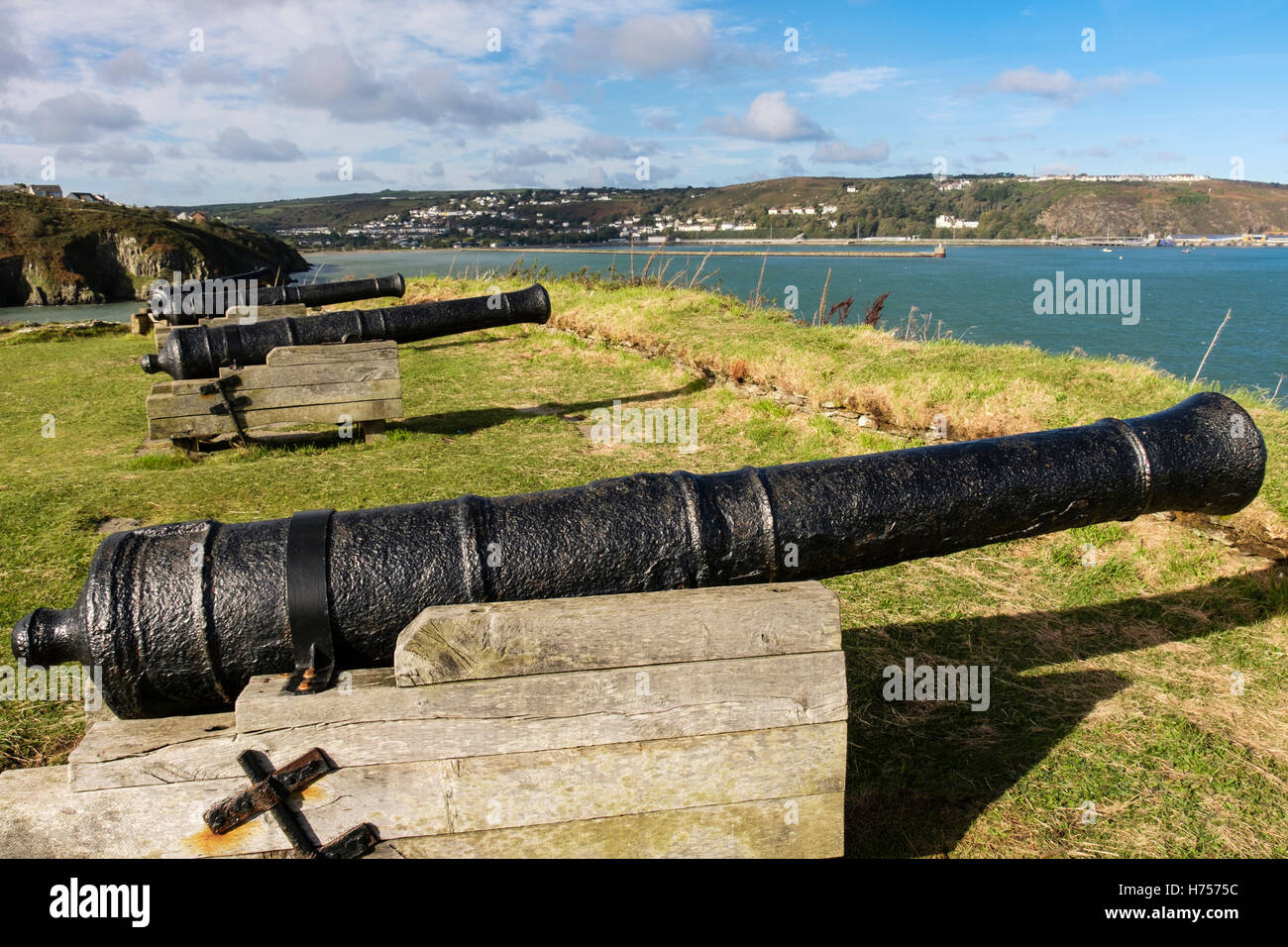Viejo 9 pounder pistolas en las ruinas de la fortaleza del siglo XVIII 1781 sobre un promontorio con vistas al puerto. Fishguard, Pembrokeshire (Gales, Reino Unido, Gran Bretaña Foto de stock