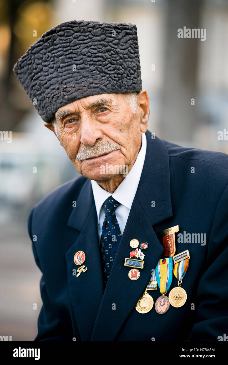 Izmir, Turquía - 29 de octubre de 2016. Retrato del veterano coreano turco Ali Dagbagli. Día de la República de Turquía el 29 de octubre de 2016, Alsan Foto de stock