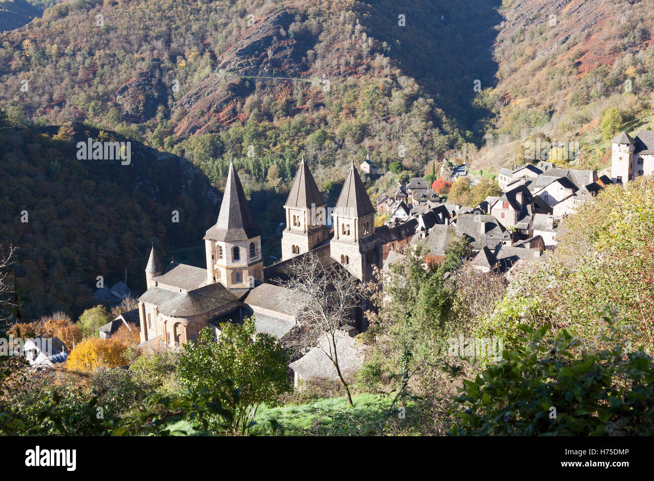 Un alto ángulo de disparo en el pueblo de Conques (Francia) por una mañana otoñal. Plongée Contre-sur Conques par onu matin d'Automne. Foto de stock