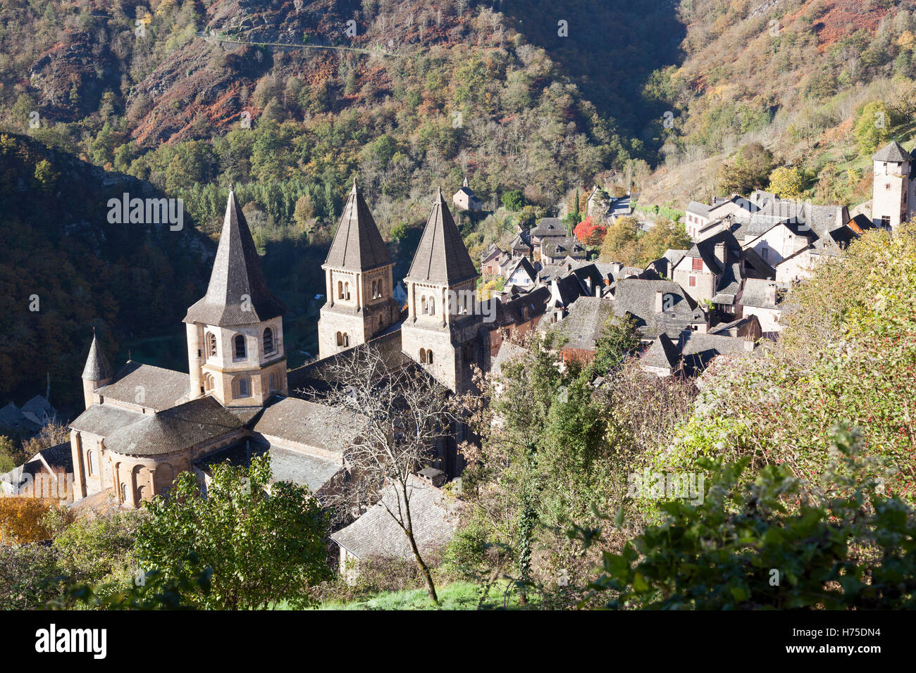 Un alto ángulo de disparo en el pueblo de Conques (Francia) por una mañana otoñal. Plongée Contre-sur Conques par onu matin d'Automne. Foto de stock