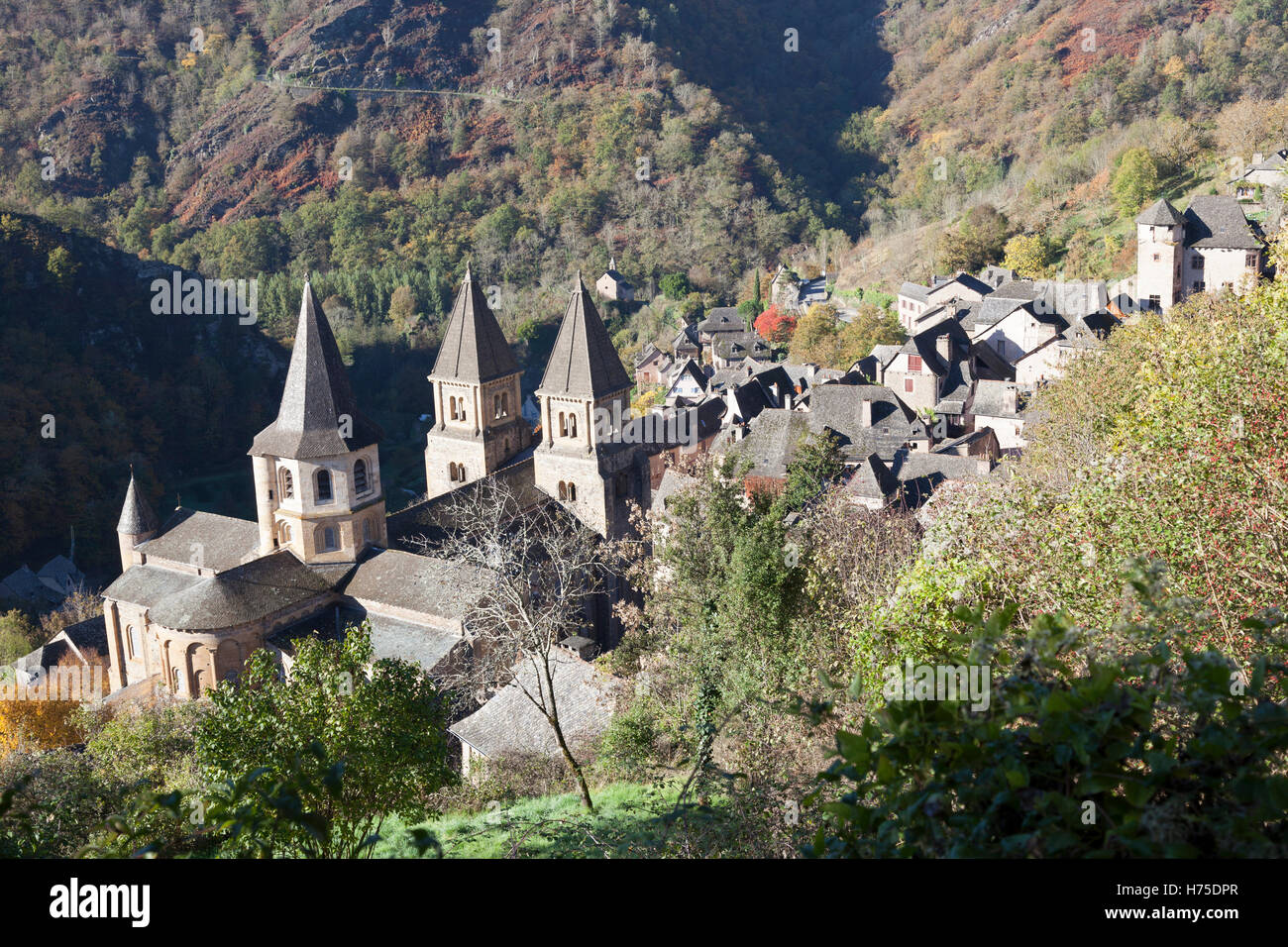 Un alto ángulo de disparo en el pueblo de Conques (Francia) por una mañana otoñal. Plongée Contre-sur Conques par onu matin d'Automne. Foto de stock