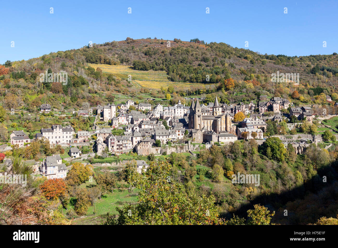 Por una mañana otoñal, una reseña sobre el pueblo de Conques desde el mirador conocido como 'Bancarel' (Aveyron - Francia). Foto de stock