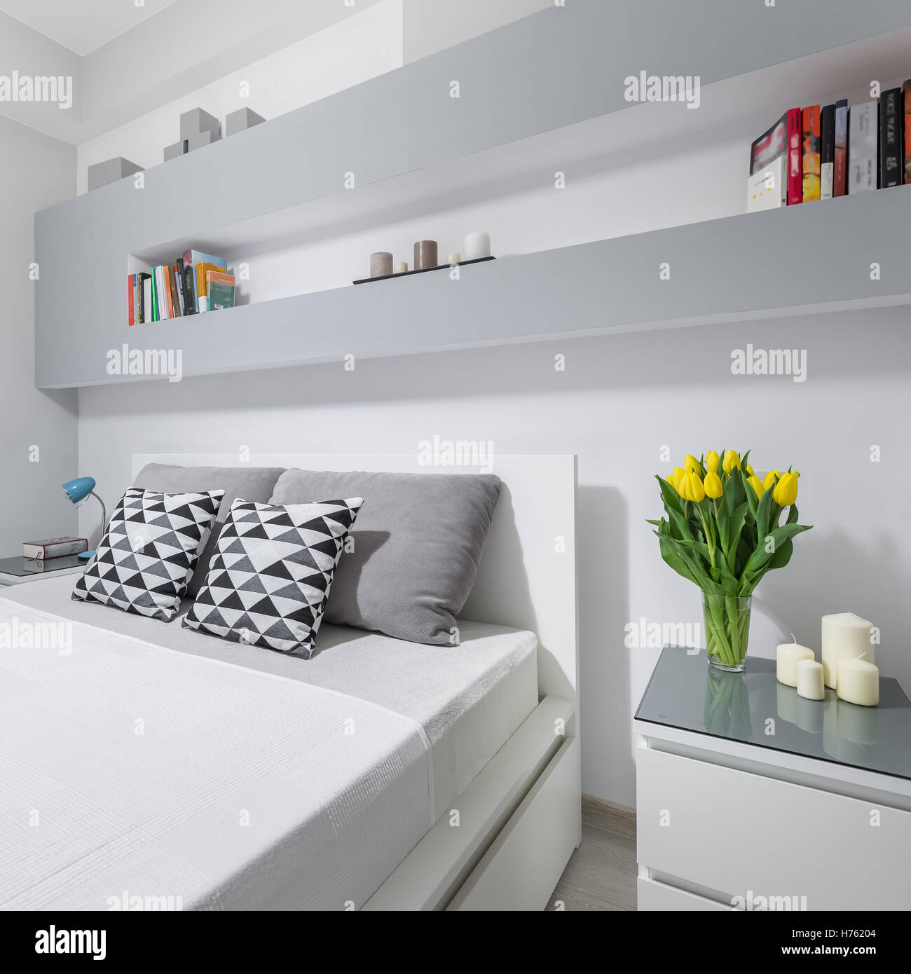 Nueva luz dormitorio con cama doble y armario de cabecera Fotografía de  stock - Alamy