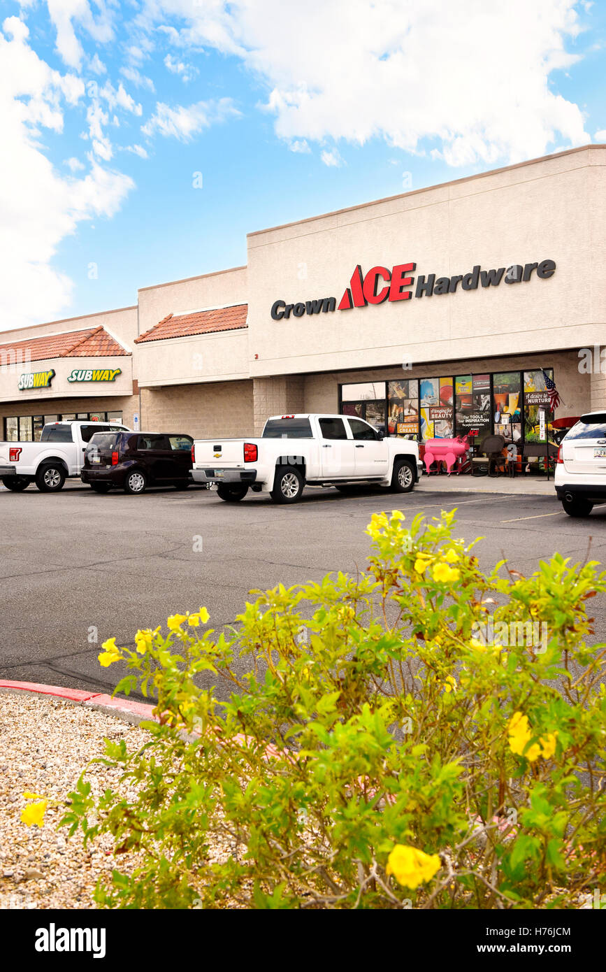 Ace Hardware Store en un strip mall, Lake Havasu City, Arizona
