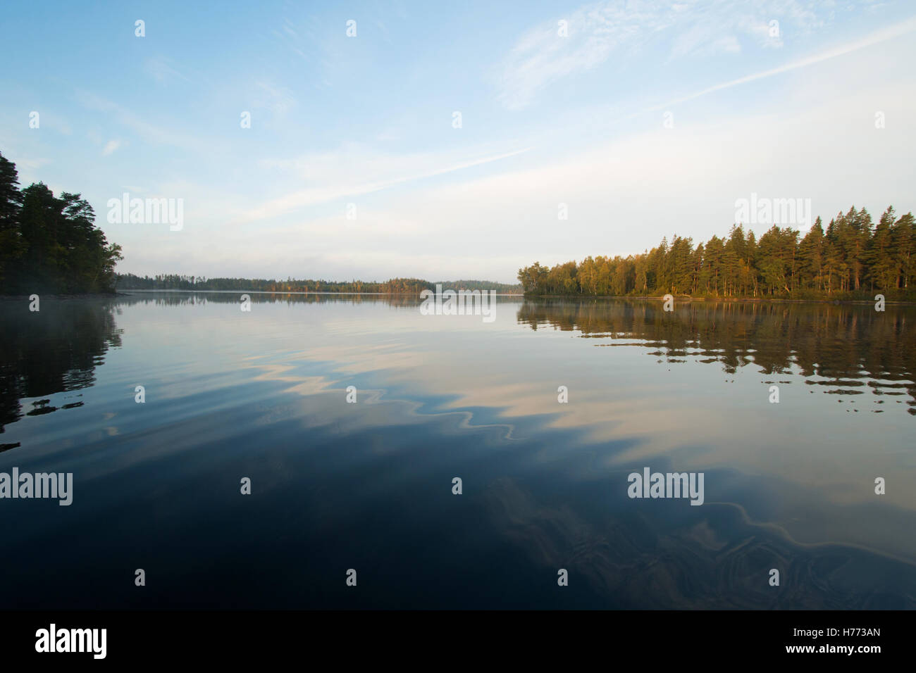 Paisaje otoñal lago Holmasjön cerca Ramkvilla, Smaland, Suecia Foto de stock