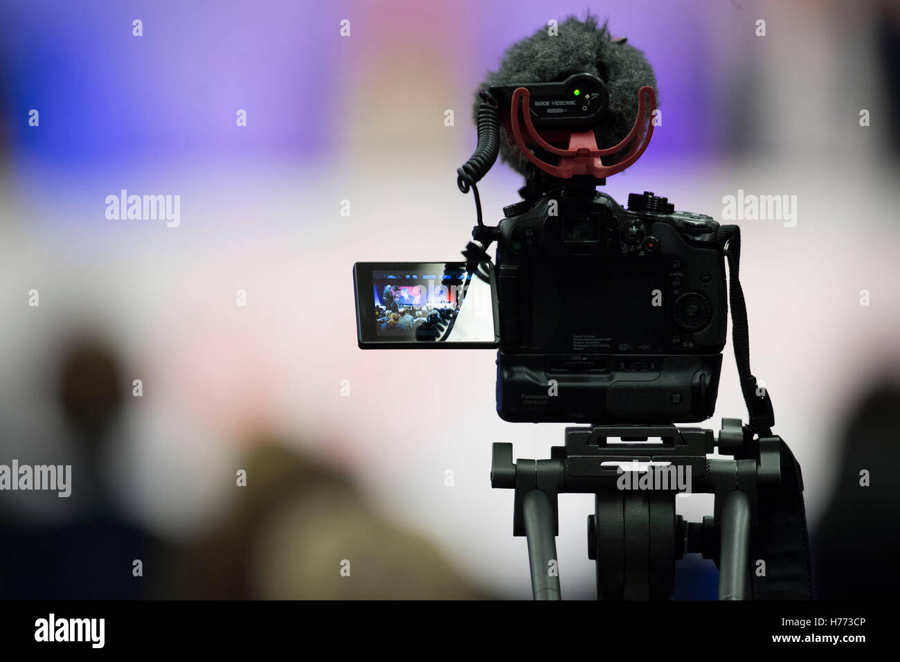 Una slr digital de vídeo sobre un trípode de cámara con micrófono graba vídeo en un evento Foto de stock