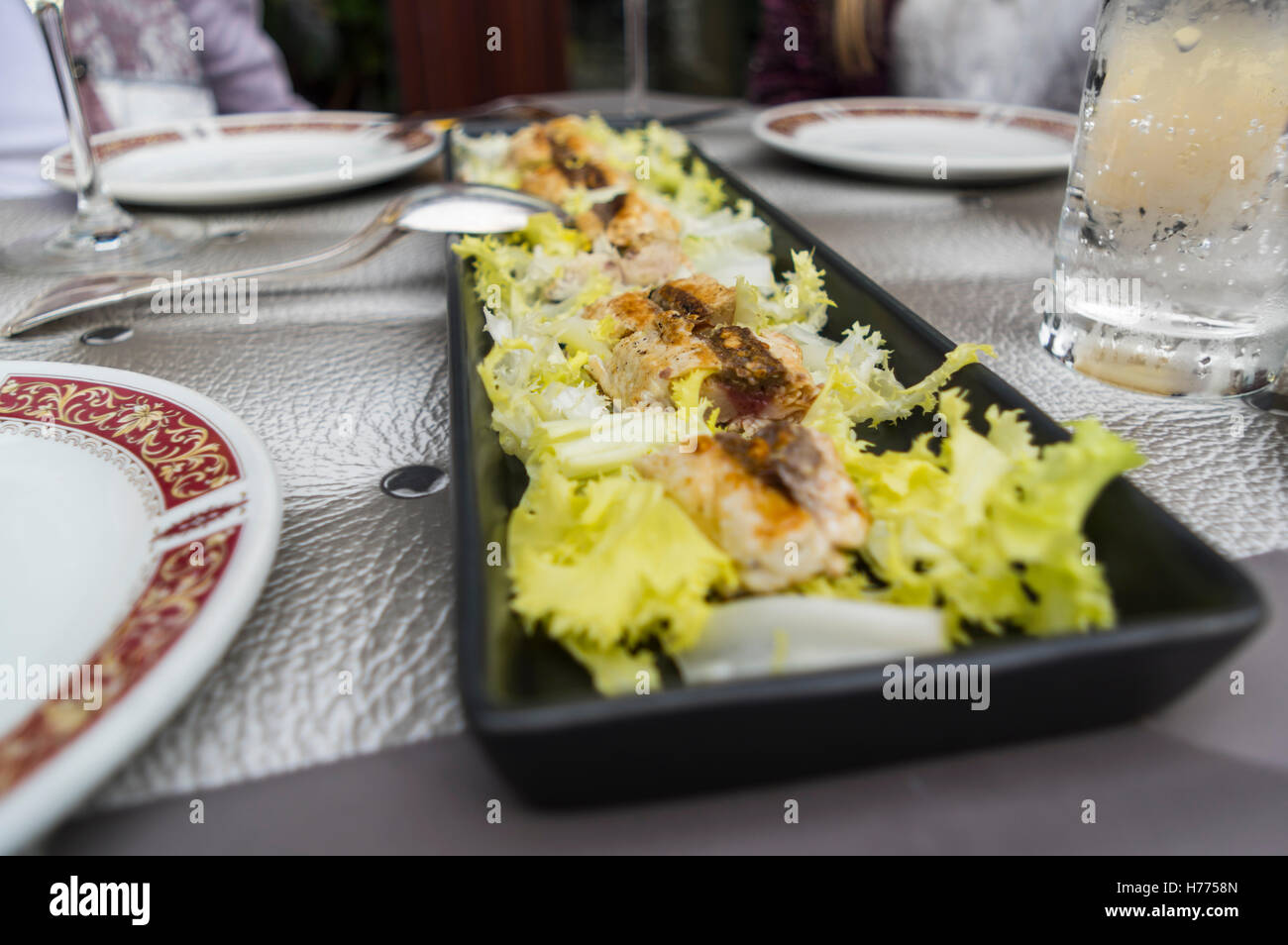 Plato de pescado en un restaurante italiano en la Liguria. Foto de stock