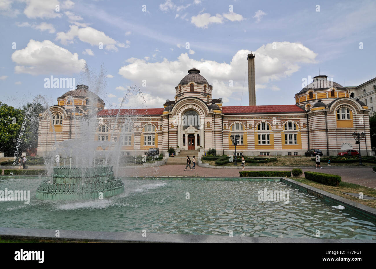 Museo de la historia de Sofía, Bulgaria. Vista de la fachada y fuente en plaza Banski Foto de stock