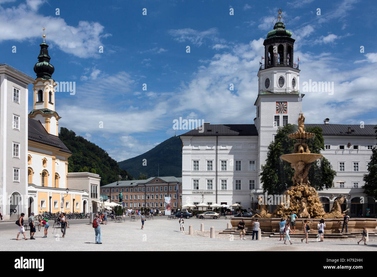 Residenzbrunnen, una gran fuente barroca en Residenzplatz, una gran plaza señorial en el centro histórico de Salzburgo, Austria. Foto de stock