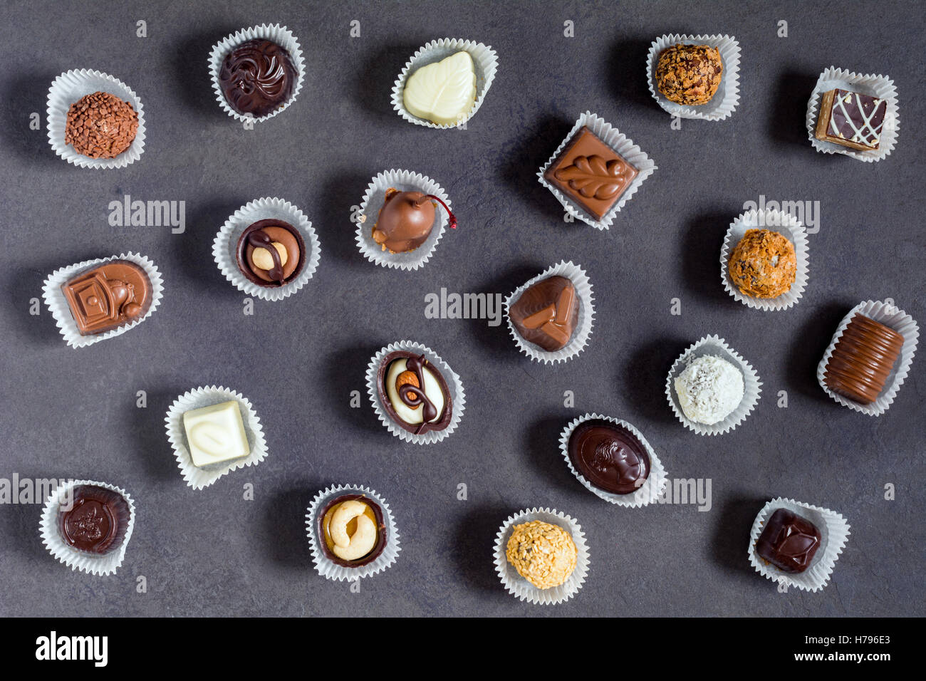 Surtido de chocolate praliné, caramelos y bombones. Vista superior Foto de stock