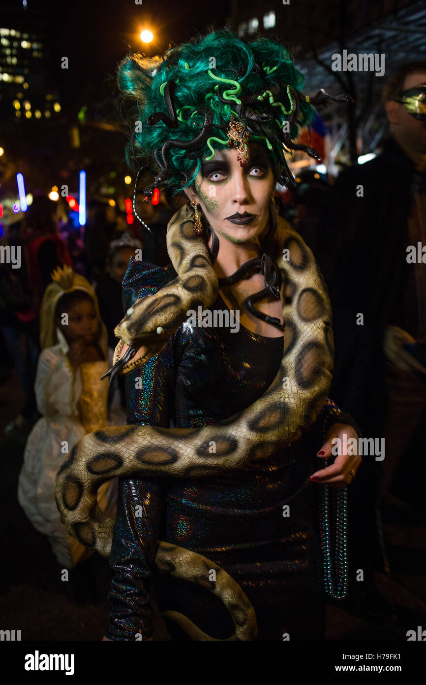 New York, NY - 31 de octubre de 2016. Una mujer disfraces como Medusa,  completa con una serpiente, en el Greenwich Village Halloween Parade  Fotografía de stock - Alamy