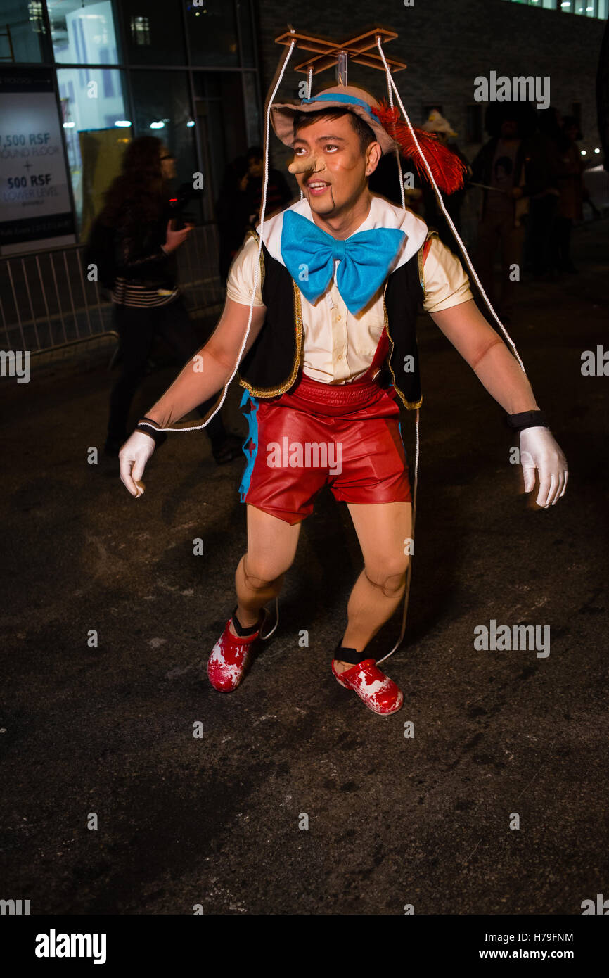 instante sobrina Gruñón New York, NY - 31 de octubre de 2016. Un hombre disfraces como Pinocho,  completos con una larga nariz y pupet controles, en la Villa de Greenwich  Fotografía de stock - Alamy