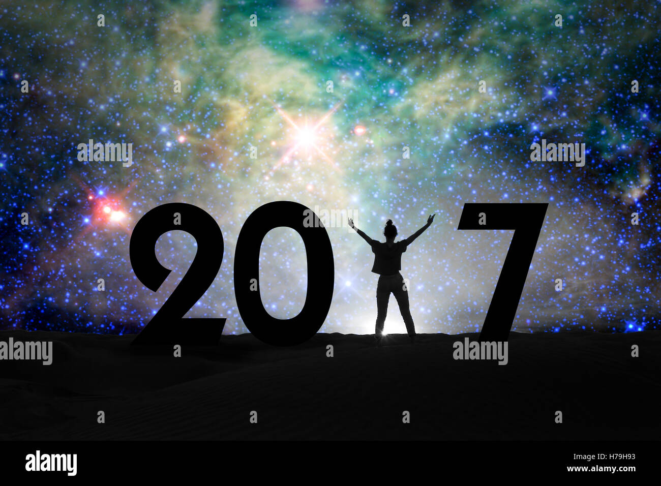 2017, la silueta de una mujer y la noche estrellada, 2017 Año nuevo concepto Foto de stock