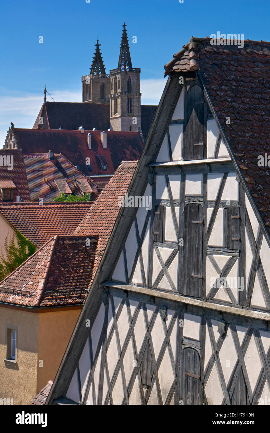 Edificios antiguos y la iglesia de St.James en Rothenburg ob der Tauber, ciudad medieval, Baviera, Alemania Foto de stock