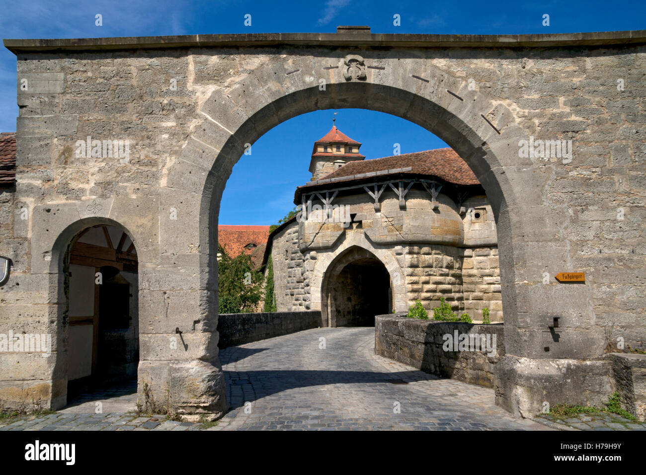 Puerta a través de la muralla de la ciudad en Rothenburg ob der Tauber, ciudad medieval, Baviera, Alemania Foto de stock