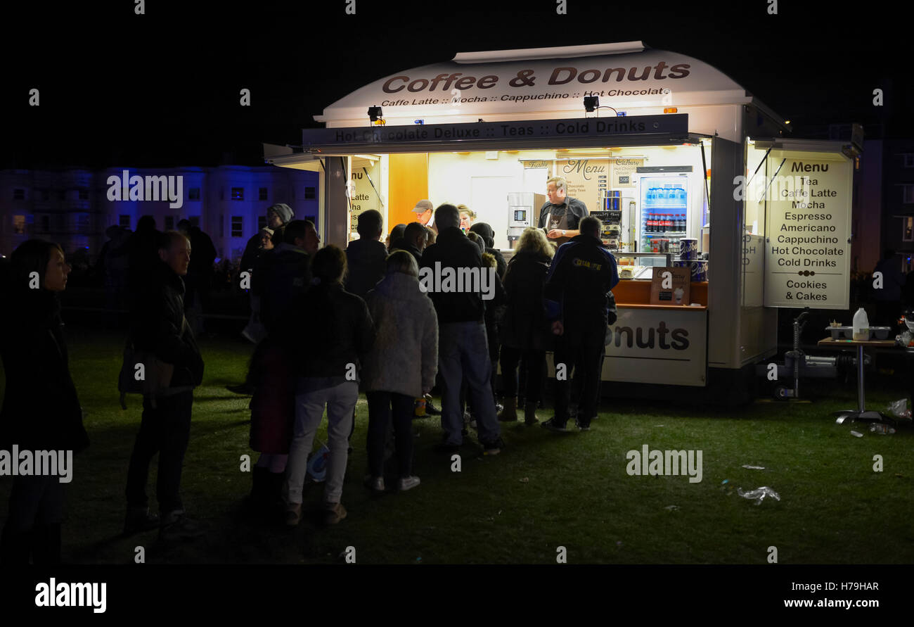 Mobile café y donas refrescos van por la noche, en un evento al aire libre. Foto de stock