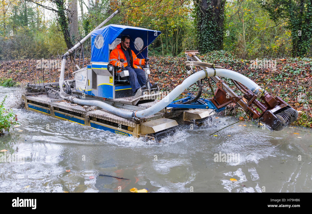 Extracción de cieno y máquina de dragado Solutions UK acuática en un arroyo. Foto de stock