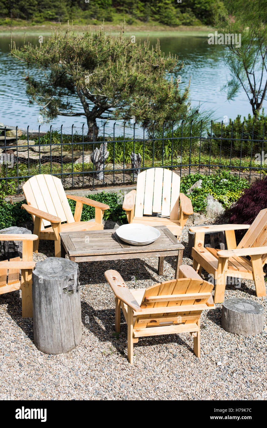 Mesa y sillas Adirondack fuera, Cape Cod. Foto de stock