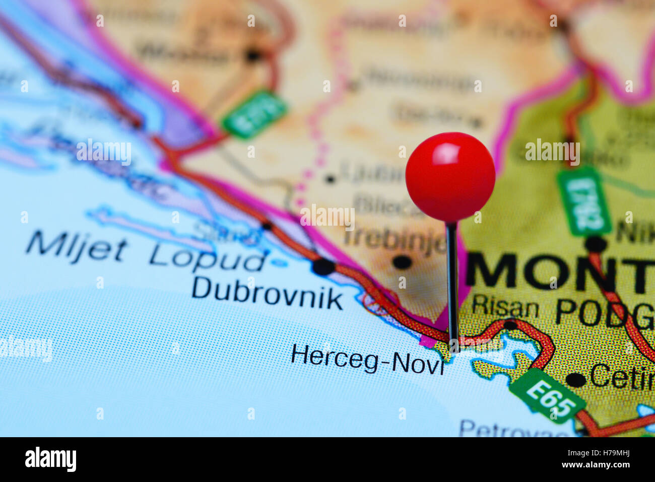 Herceg-Novi anclado en un mapa de Montenegro Foto de stock