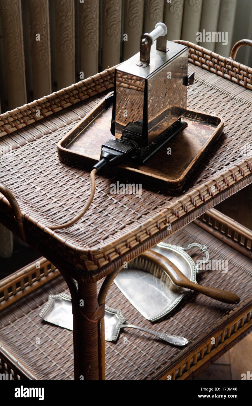 Aparato eléctrico y pala para recoger basura con mesa-brush en carrito de servicio de mimbre en el siglo XVIII en el Chateau de Cussigny, Cote d'Or, Bour Foto de stock