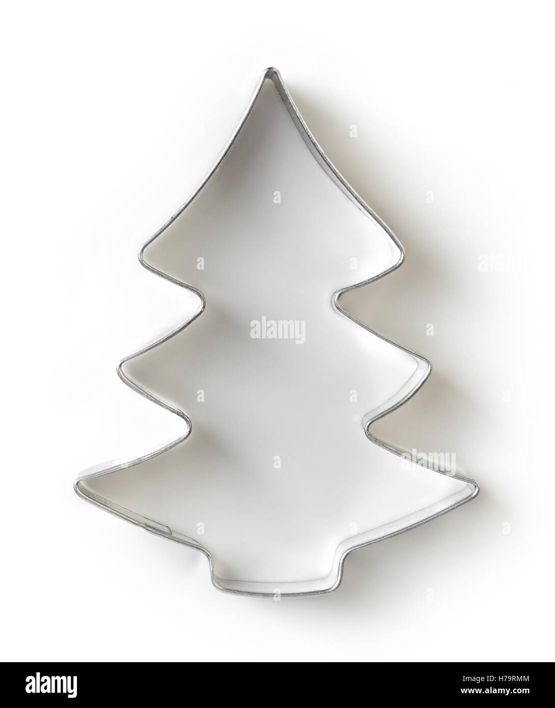 Árbol de Navidad forma gingerbread cookie cutter aislado sobre fondo blanco, vista superior Foto de stock