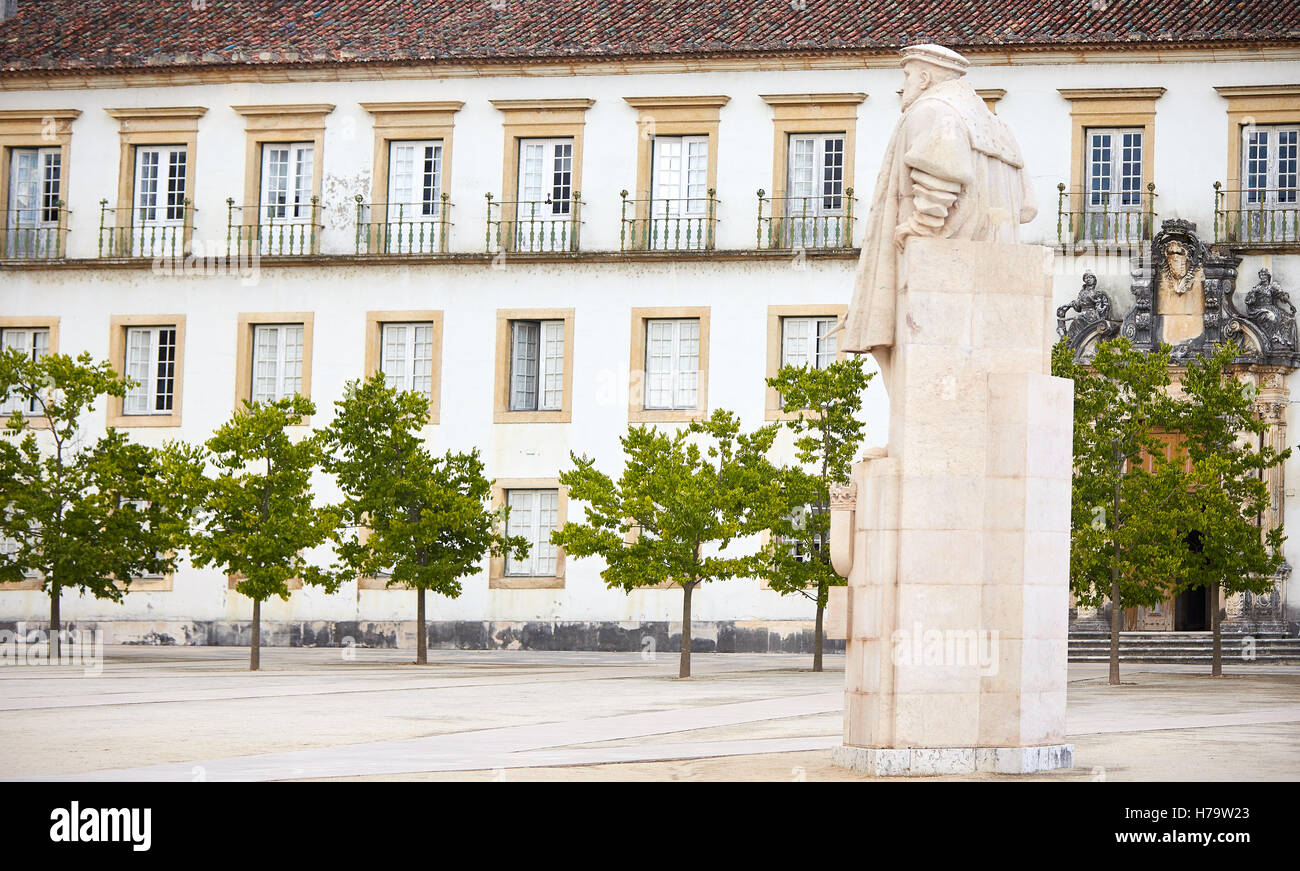 Vista general del patio del Palacio Real, parte de la Universidad de Coimbra, en Portugal Foto de stock