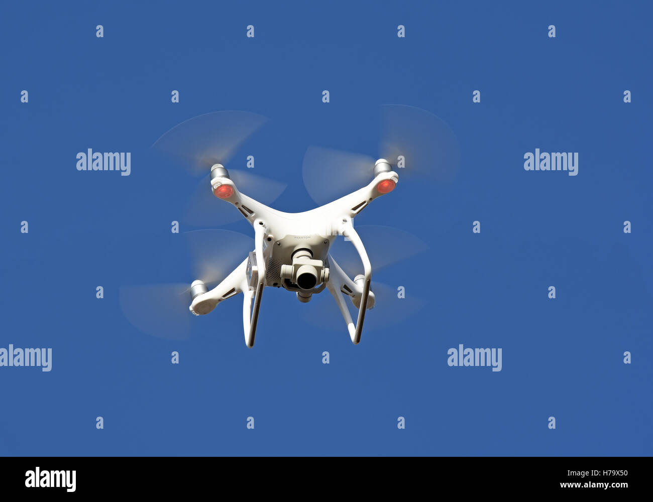Drone flotar en el aire. Foto de stock