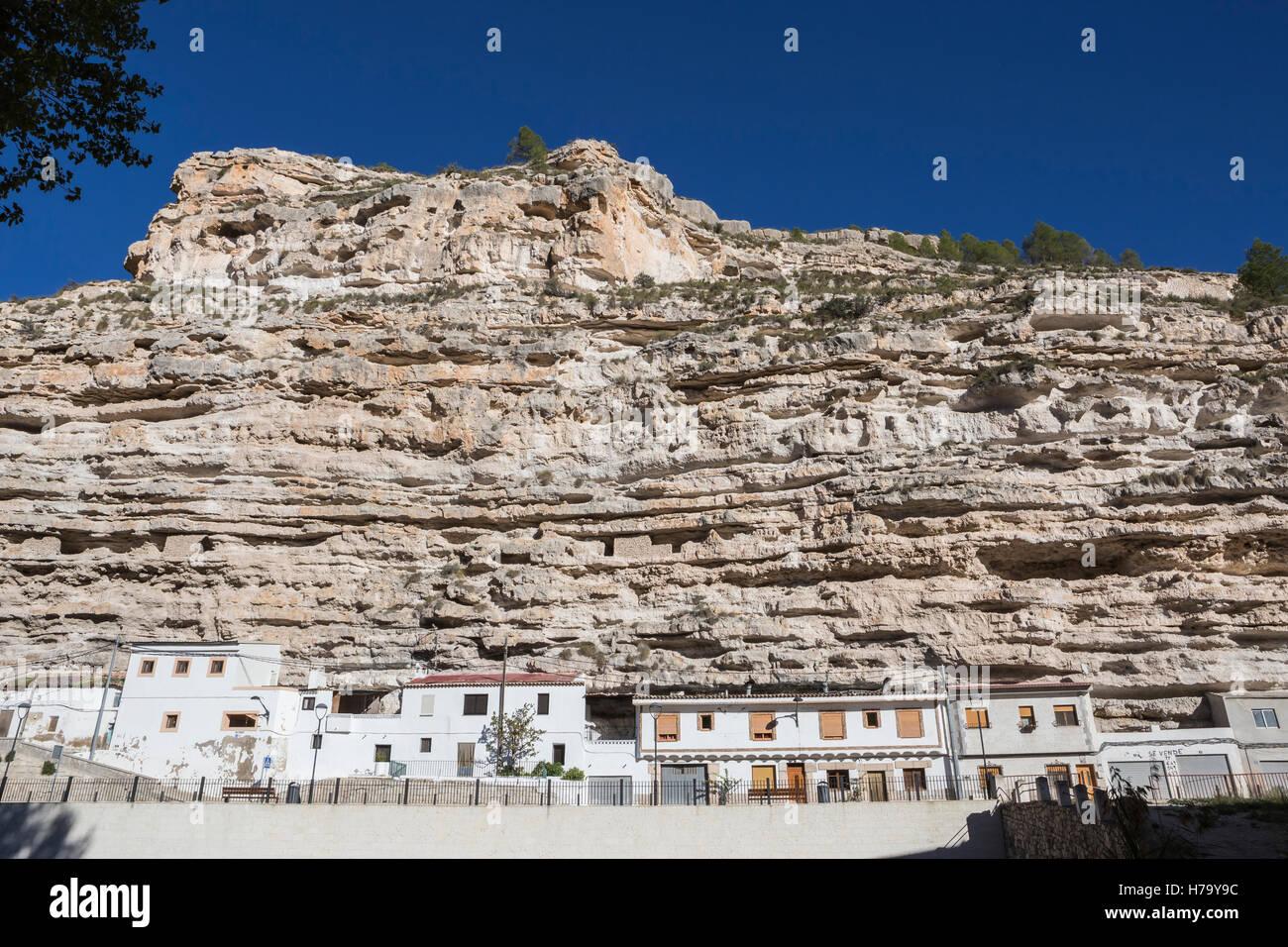 Casa Cueva en las montañas de piedra caliza, junto a las orillas del río Júcar, Alcalá del Júcar, España Foto de stock