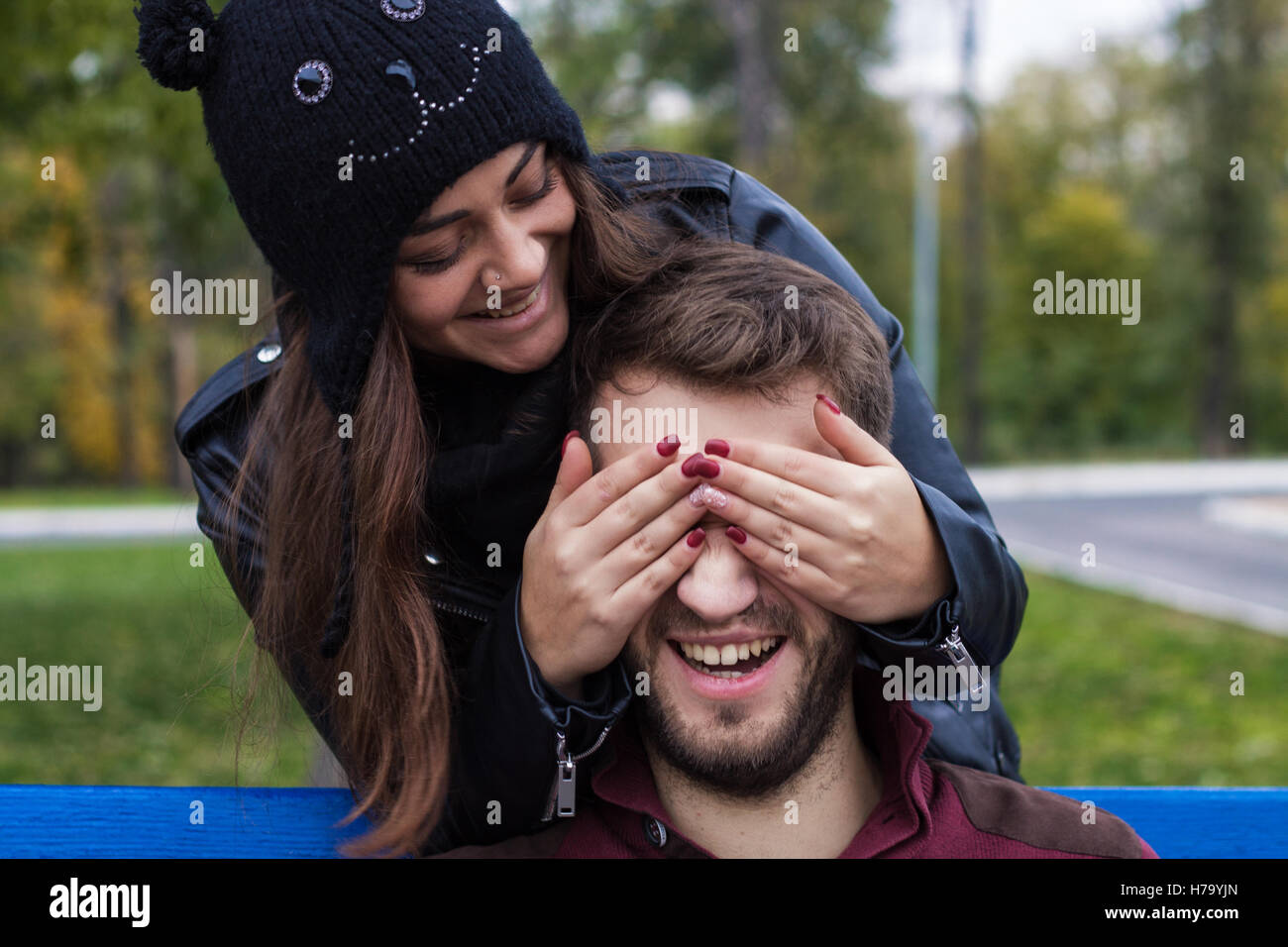 Closeup shot de risa hermosa joven pareja elegante en otoño del parque. Ellos parecen felices. Ella está besando a él. Él tiene una barba. Ella Fotografía de stock - Alamy Closeup shot de risa hermosa joven pareja elegante en otoño del parque. Ellos parecen felices. Ella está besando a él. Él tiene una barba. Ella Fotografía de stock - Alamy