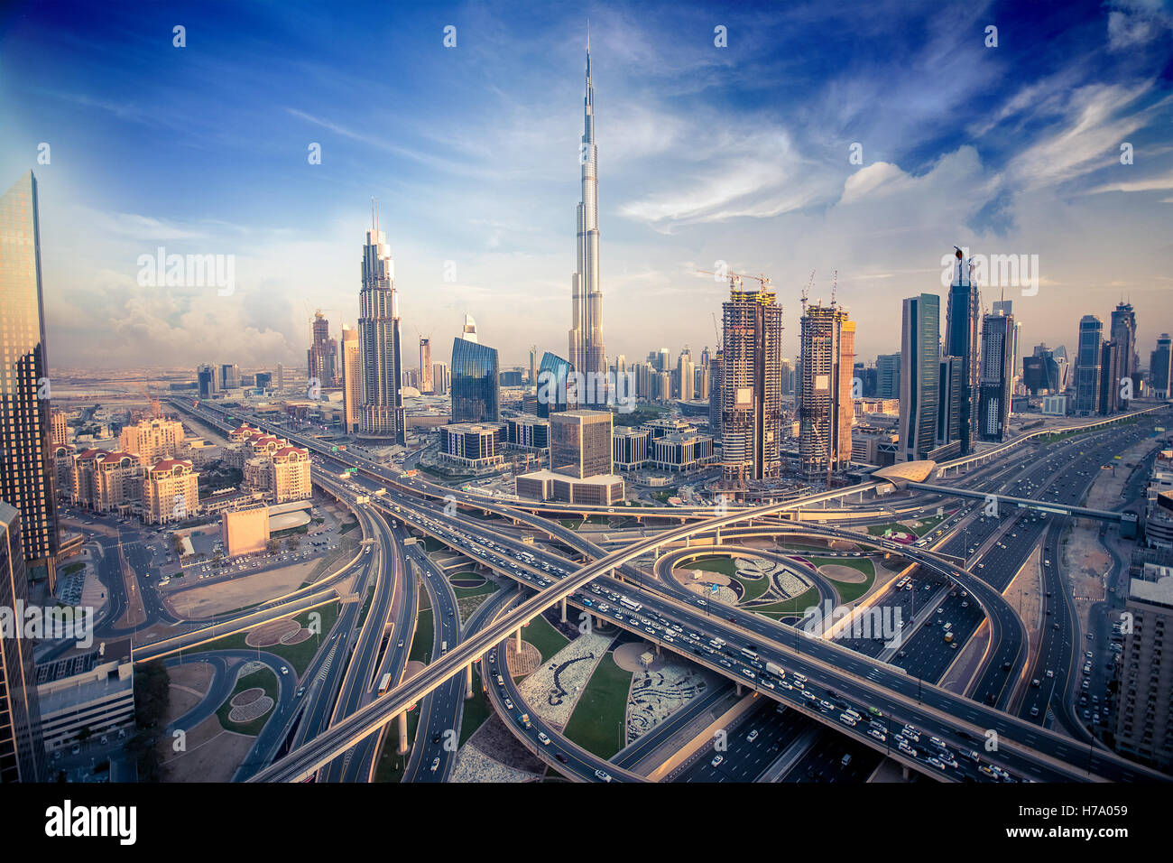 Horizonte de Dubai con la hermosa ciudad cerca a la carretera más concurrida del tráfico Foto de stock