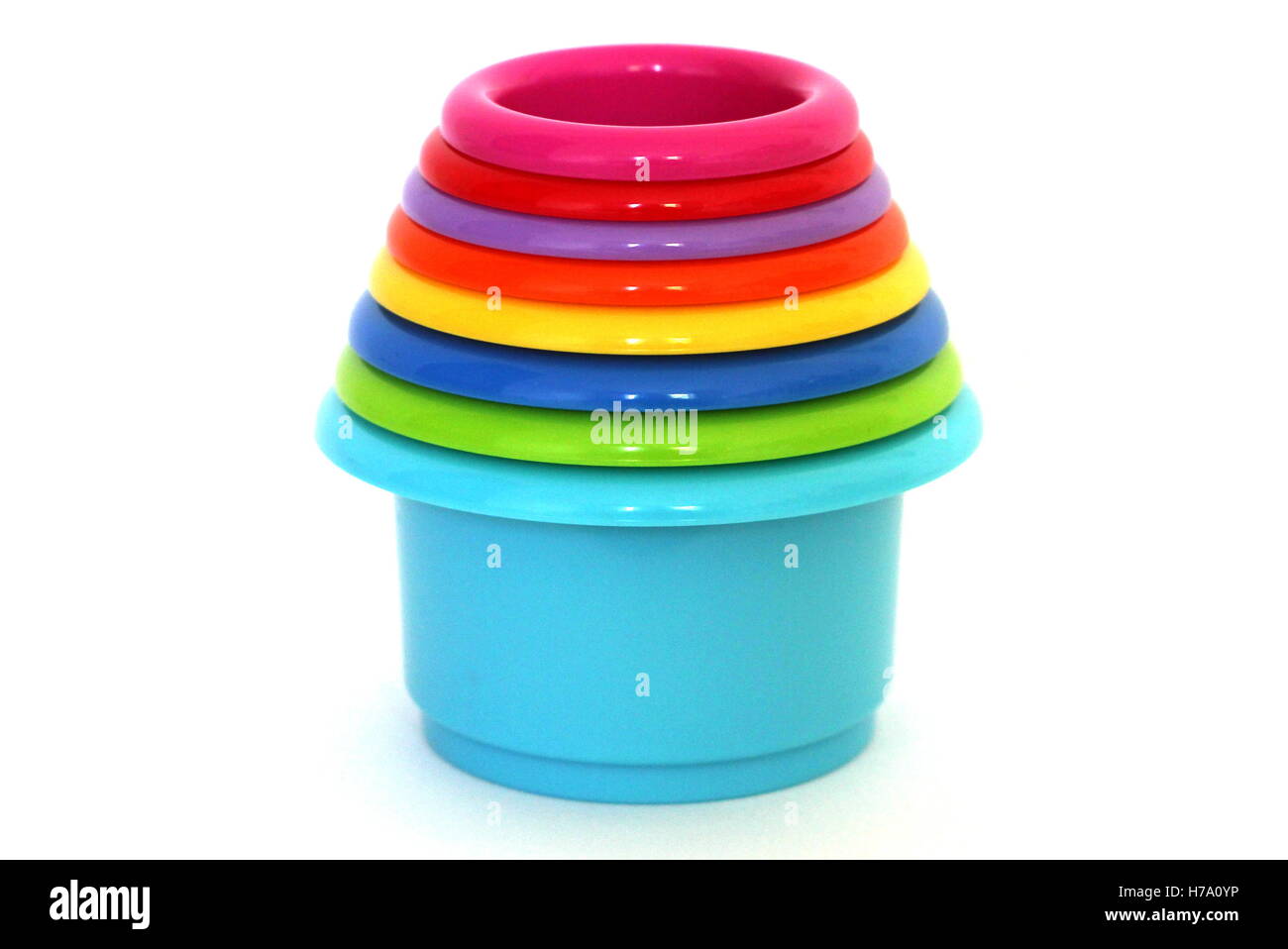 Juguete para bebés - coloridos vasos de plástico vasos de apilamiento  Fotografía de stock - Alamy