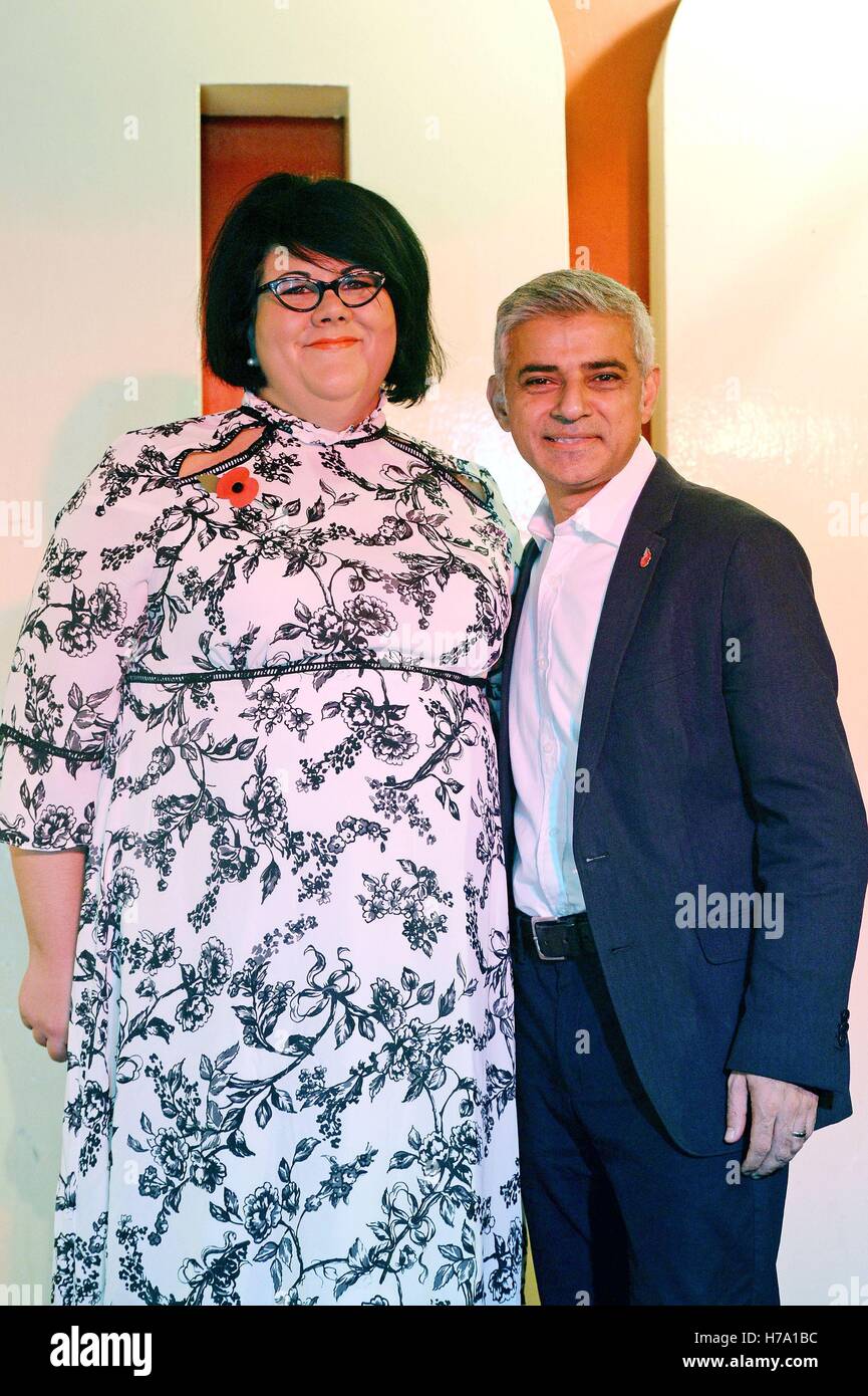 El Alcalde de Londres, Sadiq Khan, con Amy Cojo, quien ha sido designado como su primera noche zar en el 100 Club de Londres. Foto de stock