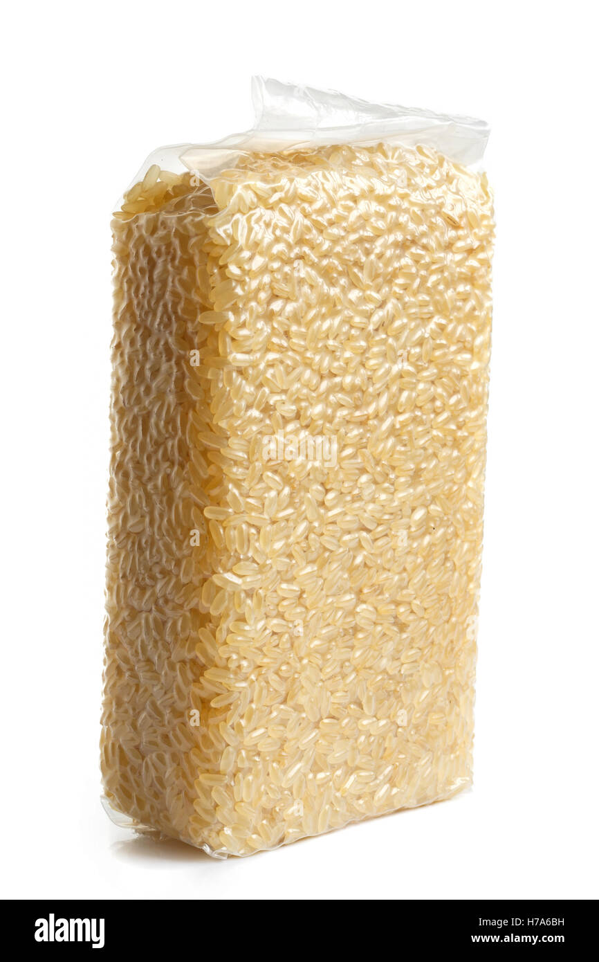 Envasados al vacío de grano corto arroz precocido aislado en blanco. Foto de stock