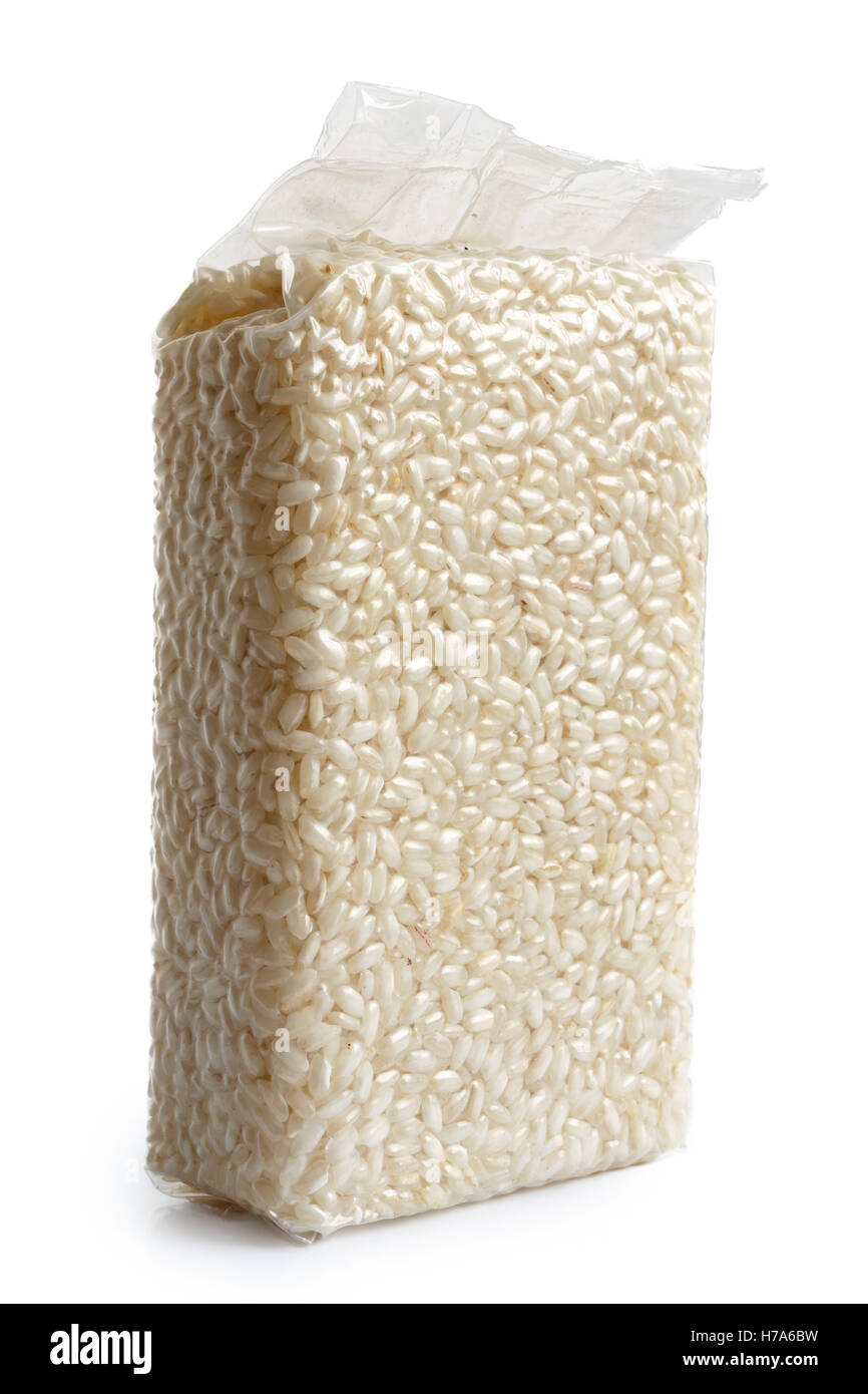 Envasados al vacío Arborio arroz blanco de grano corto aislado en blanco. Foto de stock