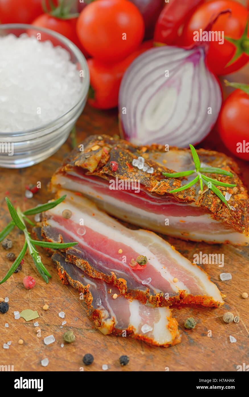 Bacon tradicionales con las verduras en la mesa de madera Foto de stock